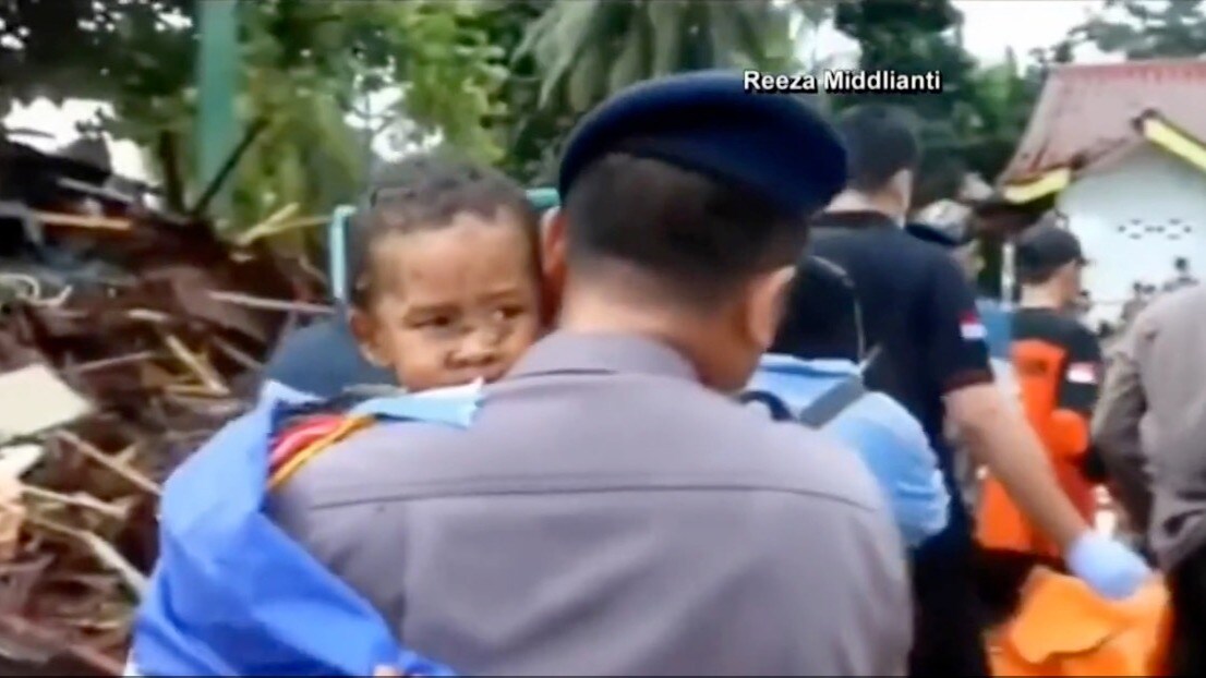 Tvååring pojke räddas från rasmassorna efter tsunamin