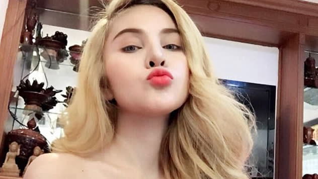 Skådisen förbjuds jobba – i ett år