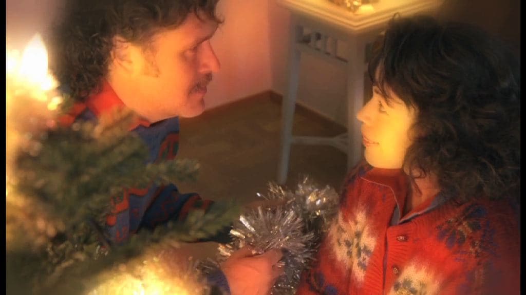 Se Erik Haag och Lotta Lundgrens romantiska julvideo