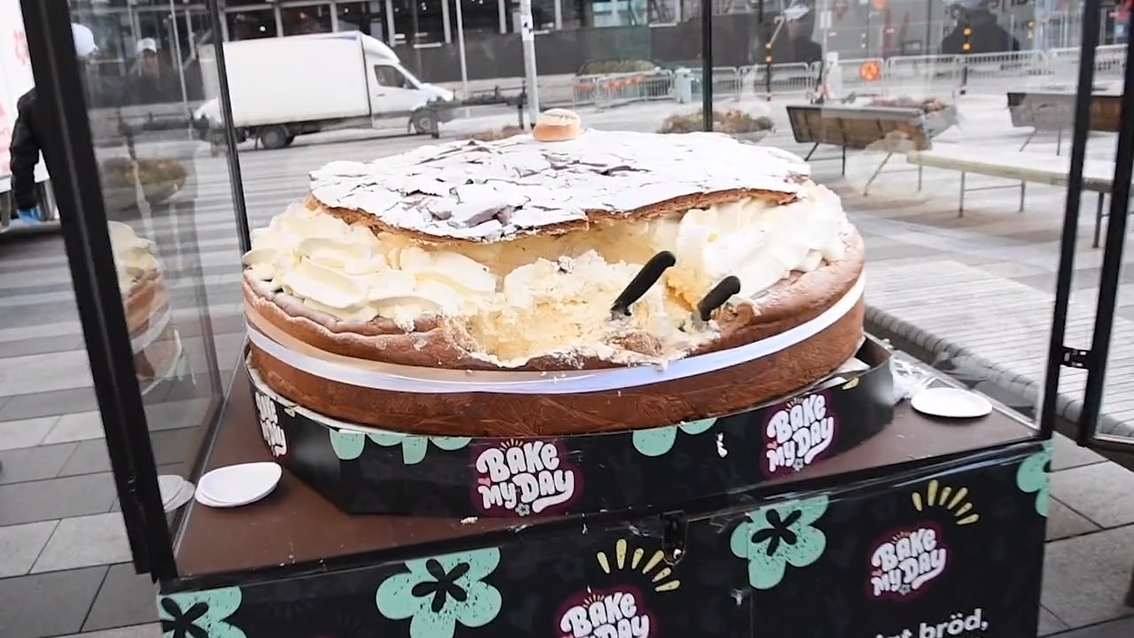 Rekordstor semla på Sergels torg: "Väger 300 kilo"