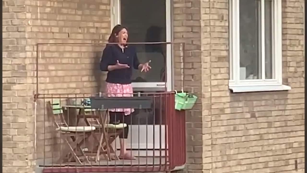 Operasångarens spontana kvällskonsert från balkongen