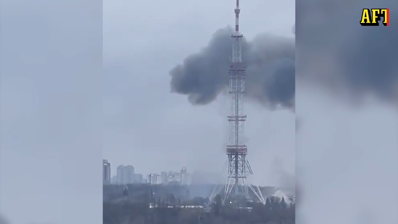 Se rökmolnet från TV-tornet i Kiev