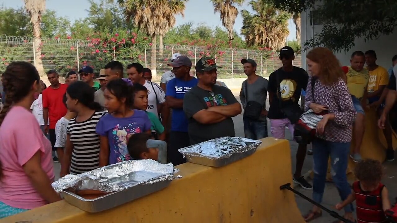 Flyktingköerna fortsätter växa mellan Mexiko och USA