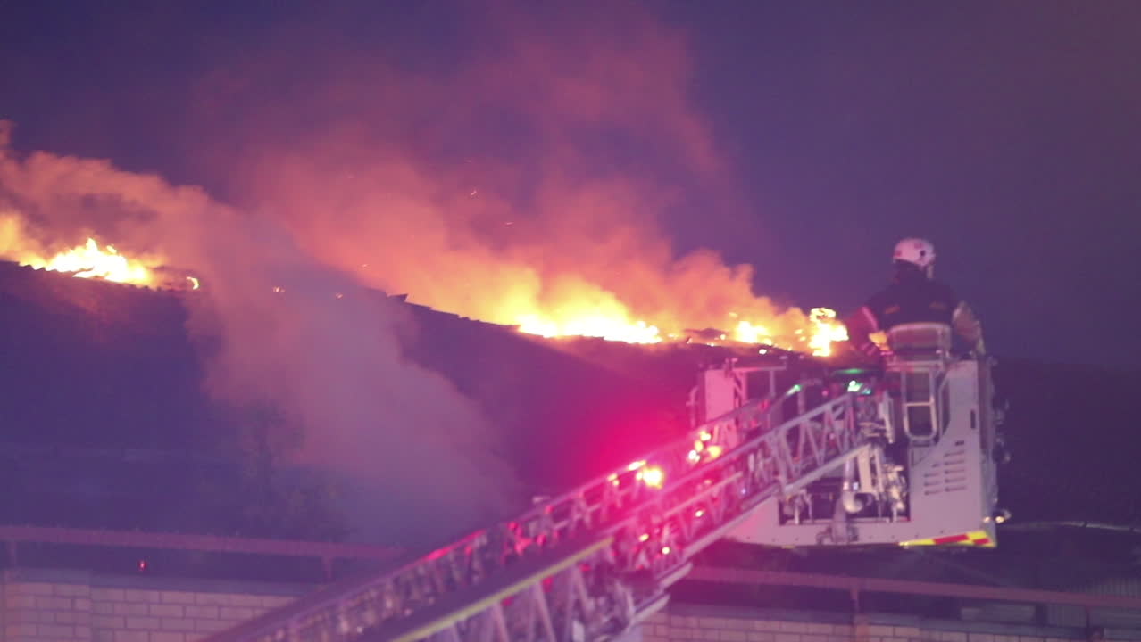 Stora lågor efter brand i Oxie