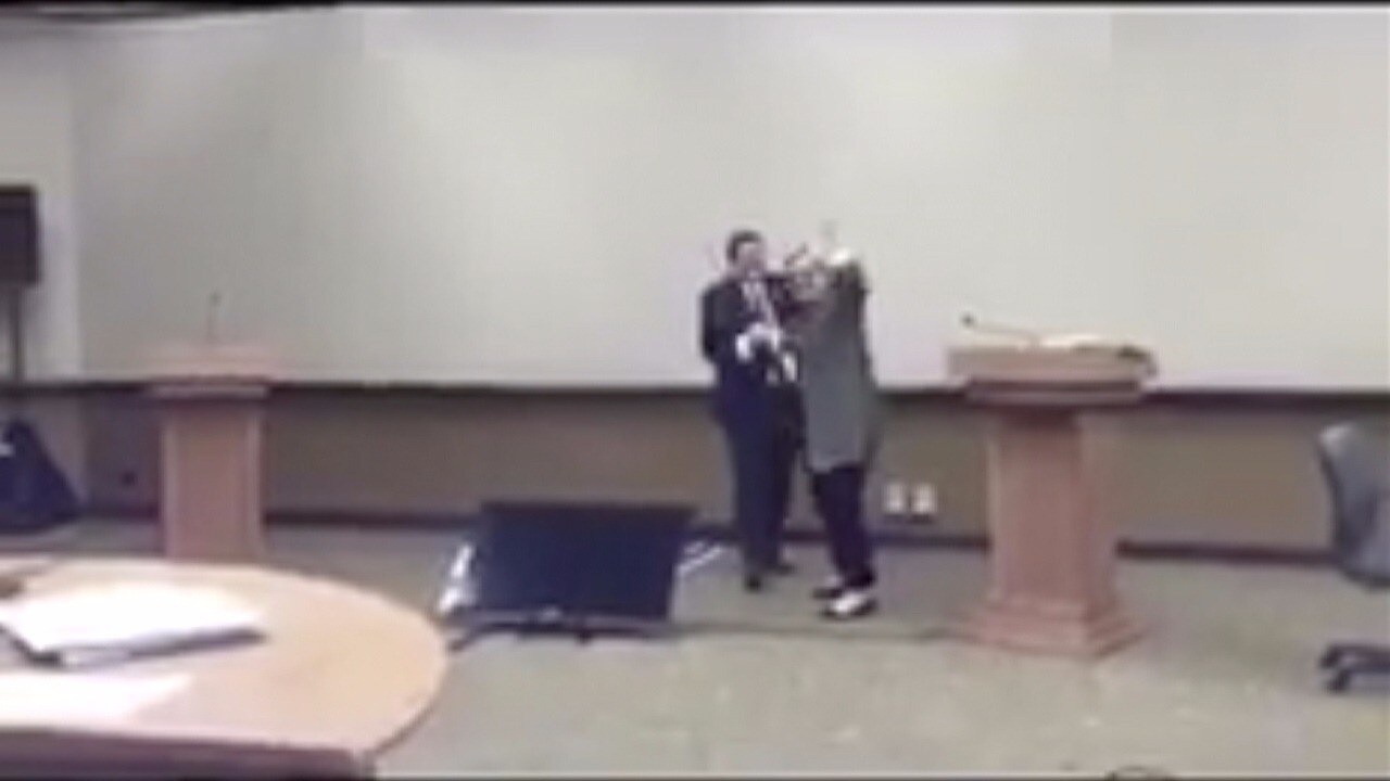 Här övar Hillary på att undvika Trumps omtalade handskaknings-kram