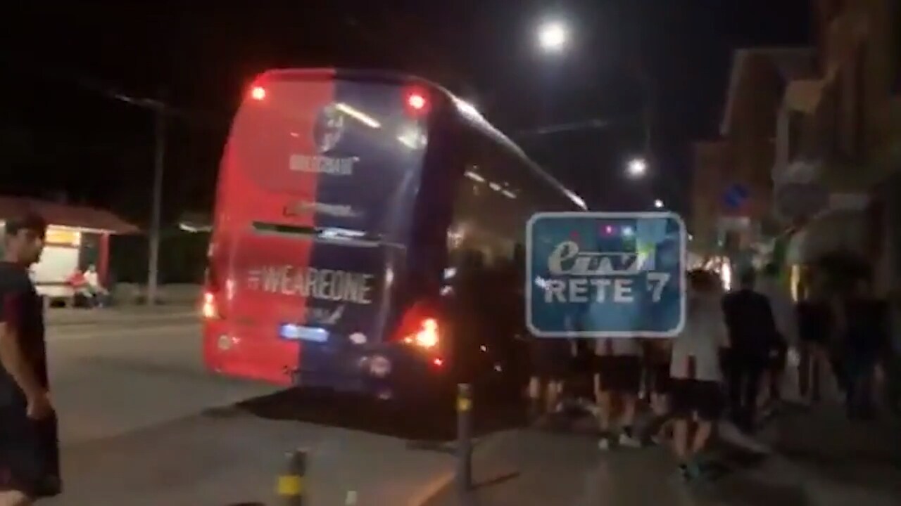 Spelarna hyllar cancersjuka tränaren utanför sjukhuset