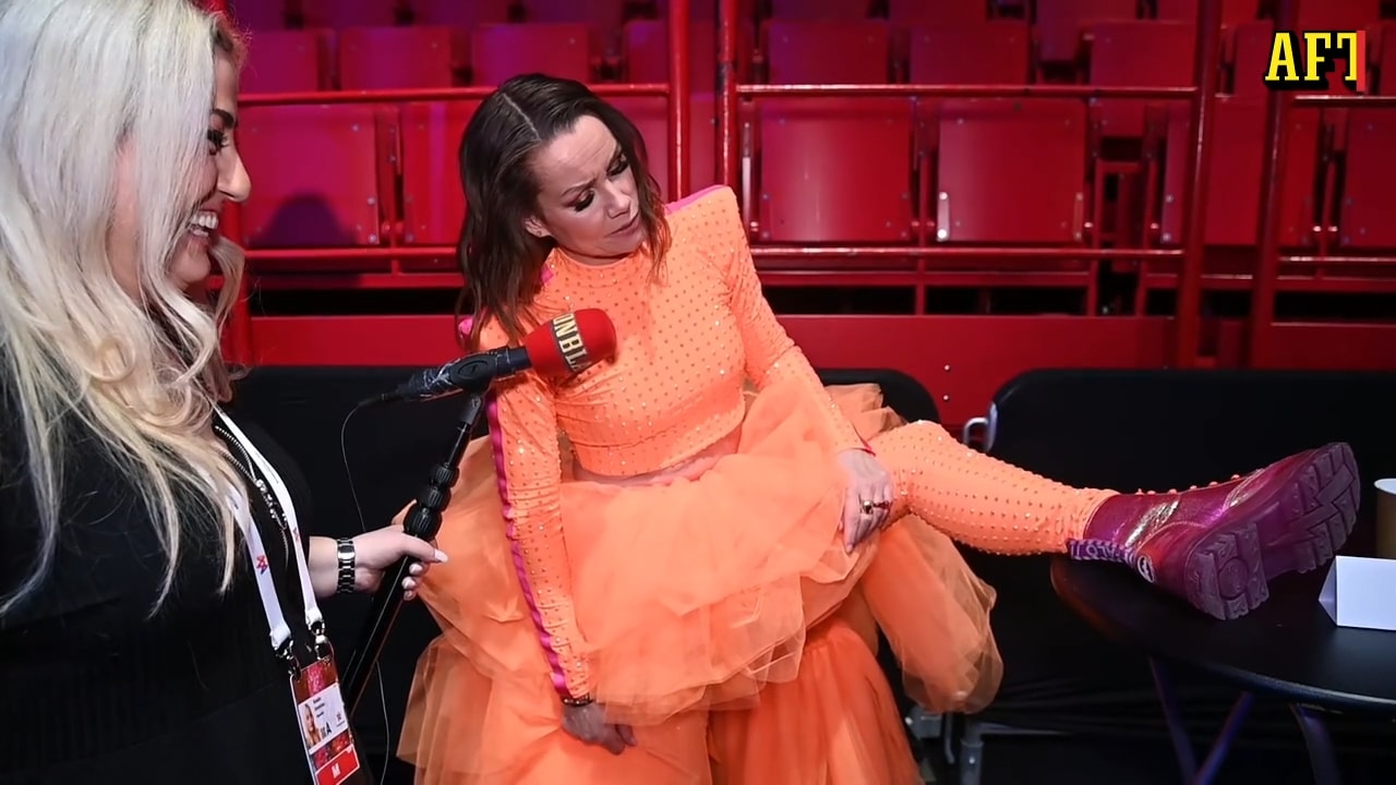 Här visar Linda Bengtzing upp sin Mello-outfit