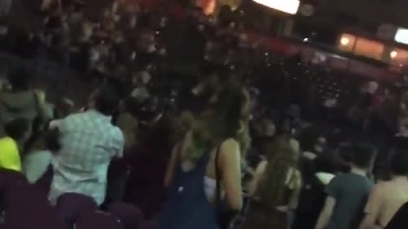 Här exploderar det - mitt under konserten