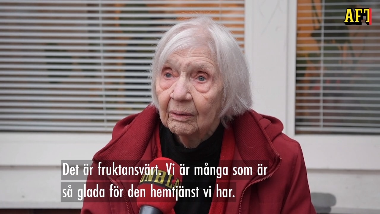 Hör Inger, 93, rasa mot nedlagd hemtjänst: ”Har de fel på huvudet?”