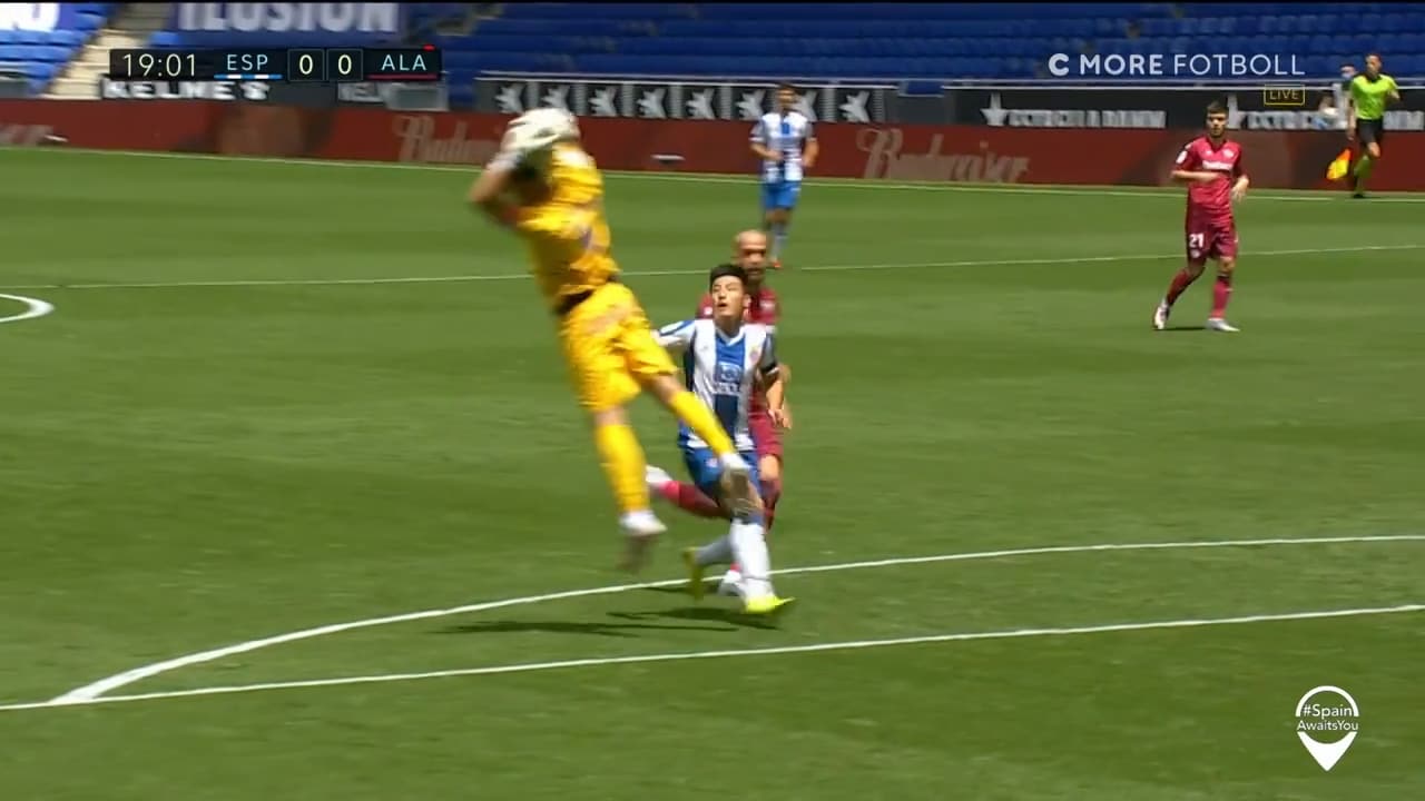 Se målvaktens hjärnsläpp – utvisad efter 19 minuter