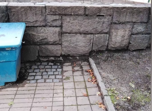 På den här platsen upptäckte Marianne en födande kvinna