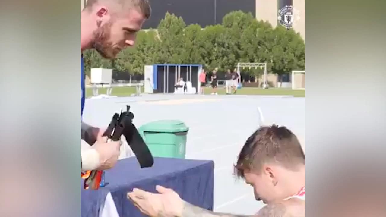 Här spexar Lindelöf på Uniteds träning