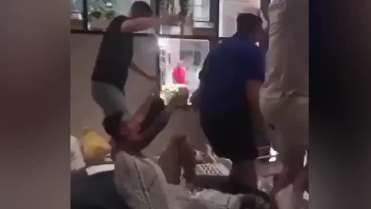 Här stormar engelska fansen Ikea