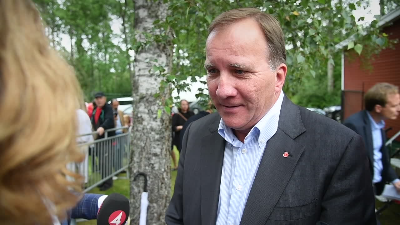 Löfven försvarar sig mot kritiken om glesbygdsförslaget