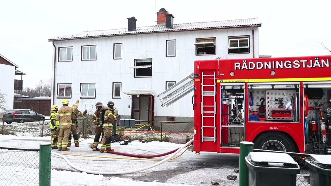 Fullt utvecklad brand i lägenhet – en till sjukhus