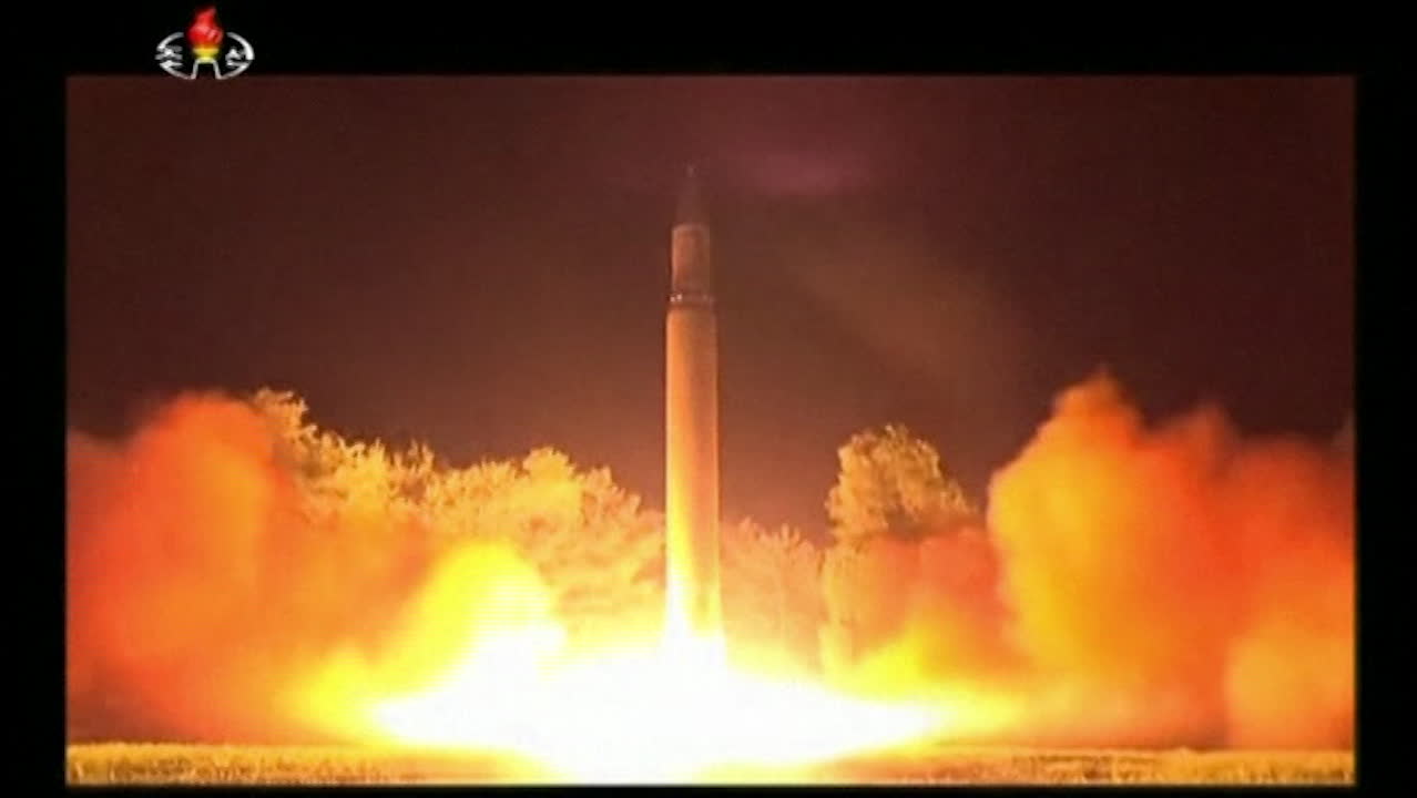 Här avfyrar Nordkorea robot: "Kraftig varning mot USA"