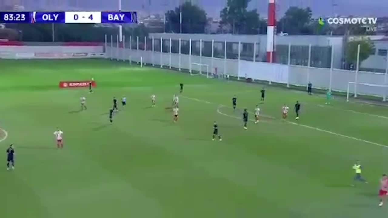 Här utbryter kaos i juniormatchen - åskådare blodiga efter attack