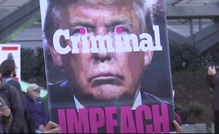 Demonstranter i sång om riksrätt