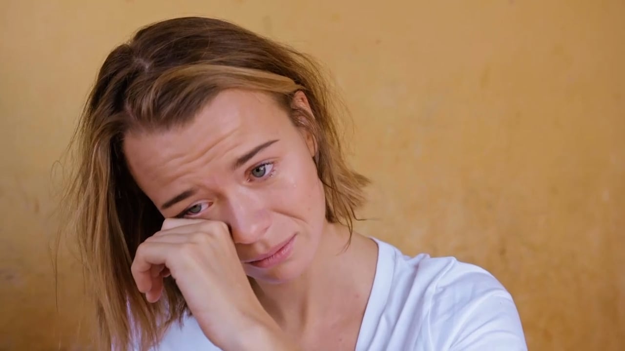 Margaux Dietz i tårar när hon tvingas se en flicka könsstympas