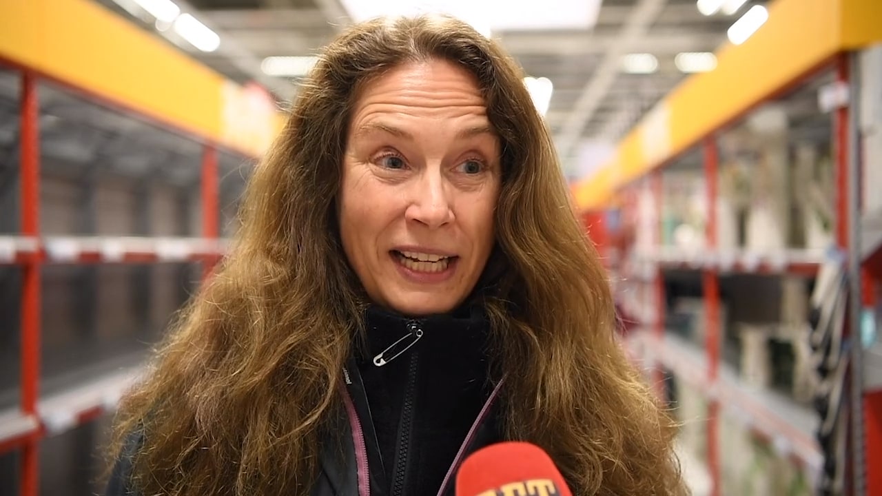 Hyllorna i matbutiken töms efter coronalarmet : "Folk beter sig galet"