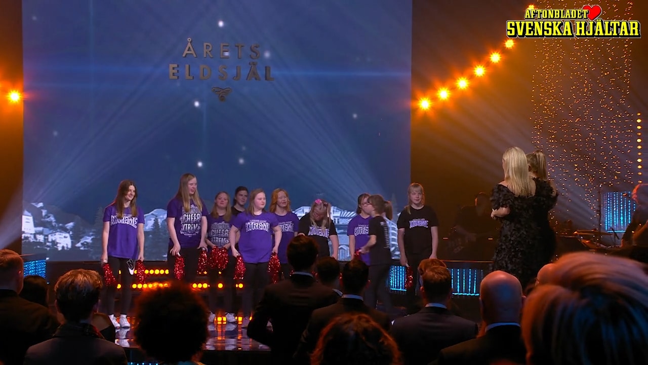 Här framför paracheerlaget sitt fantastiska nummer