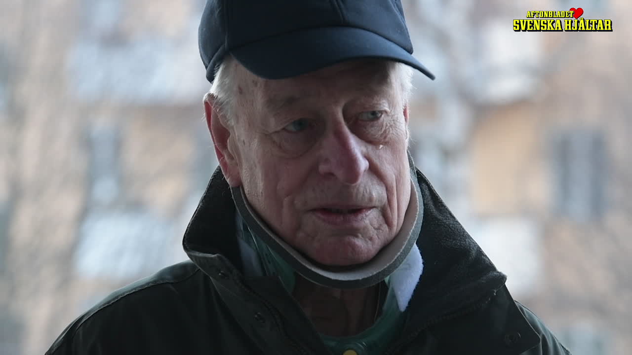 Här blir Åke, 87, knuffad ner på spåret