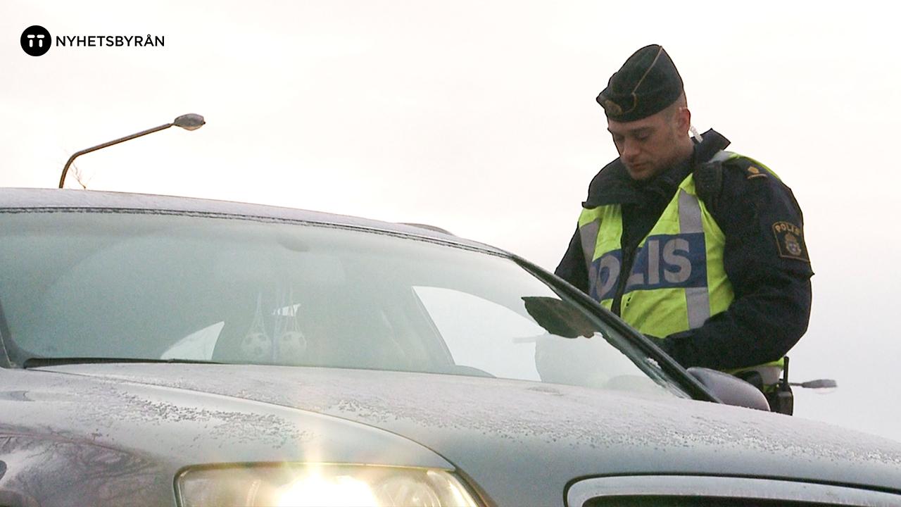 Tonåring gasade och körde rätt mot polis