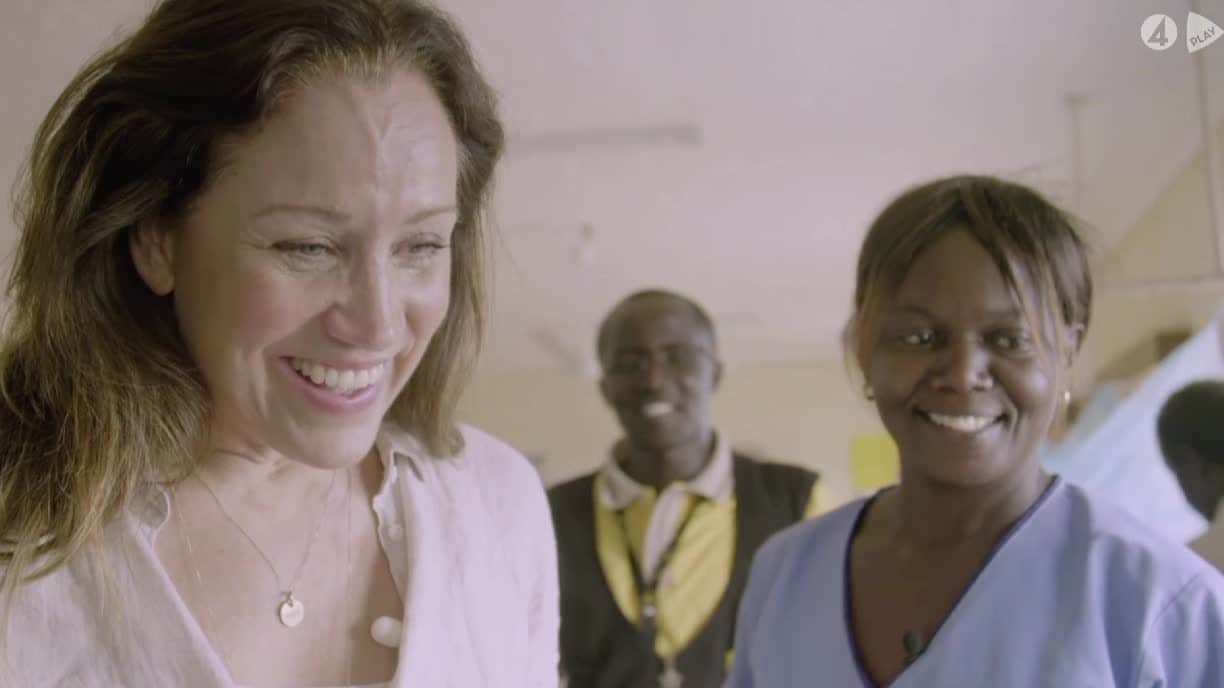 Renée Nyberg i tårar under resan till Kenya