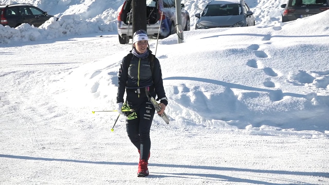 Här letar Charlotte Kalla efter bussen