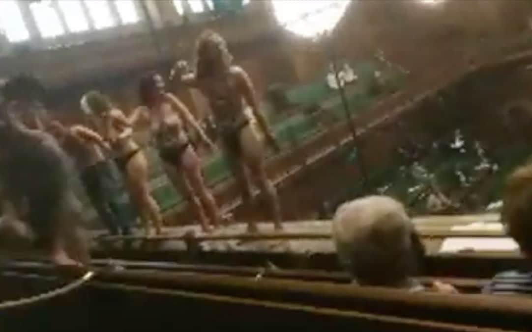 Nakenprotest i parlamentet under brexit-omröstning