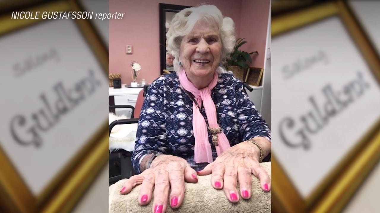 Här får Inga Lill, 99, sommarfina naglar på äldreboendet