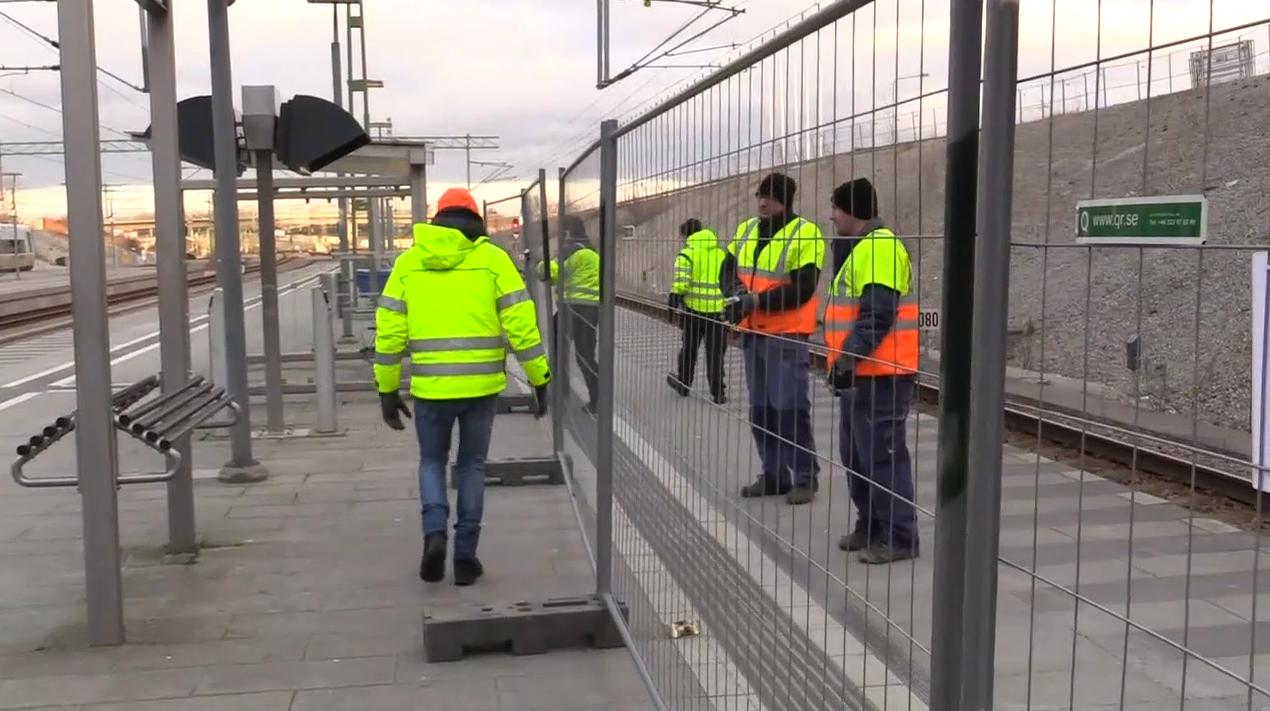 Här sätts staketet upp på gränsstationen