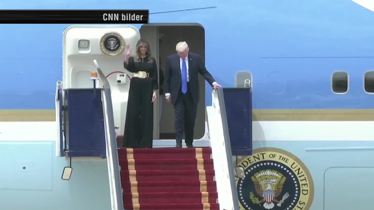 Här anländer Melania - utan slöja