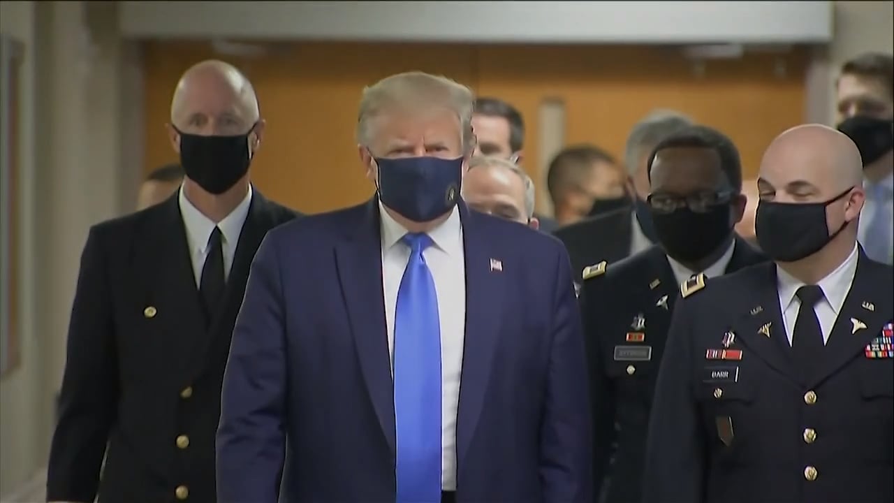 Här syns Trump i munskydd