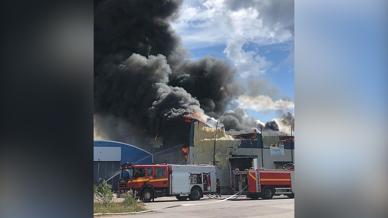 Brand utom kontroll i industriområde – tågtrafik stoppad