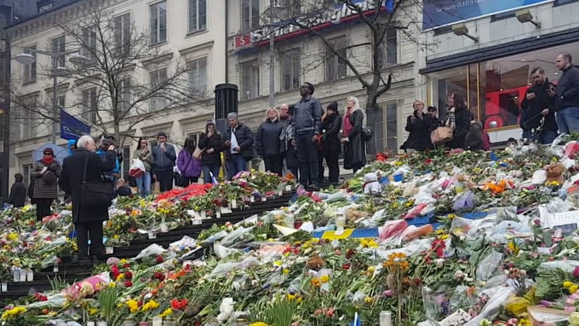 Plötsligt händer det – mitt i havet av blommor