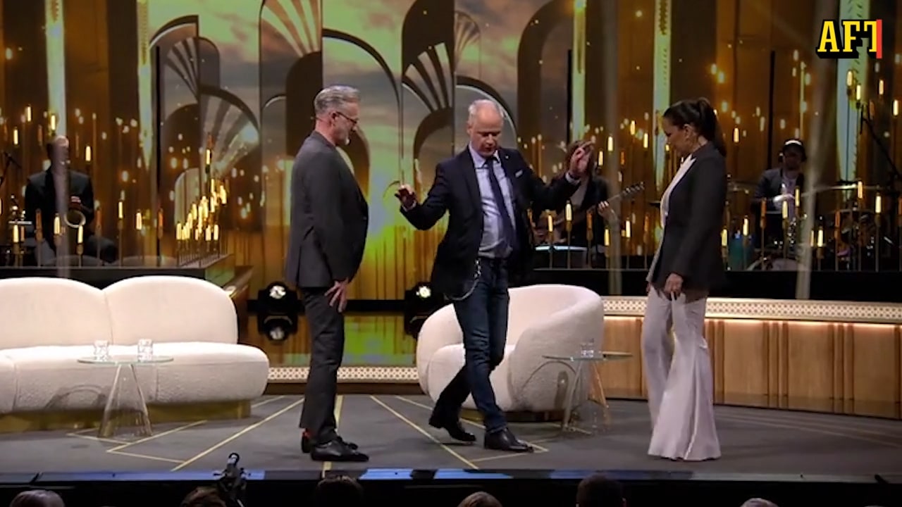 Här gör Robert Gustafsson den berömda Tony Irving-imitationen