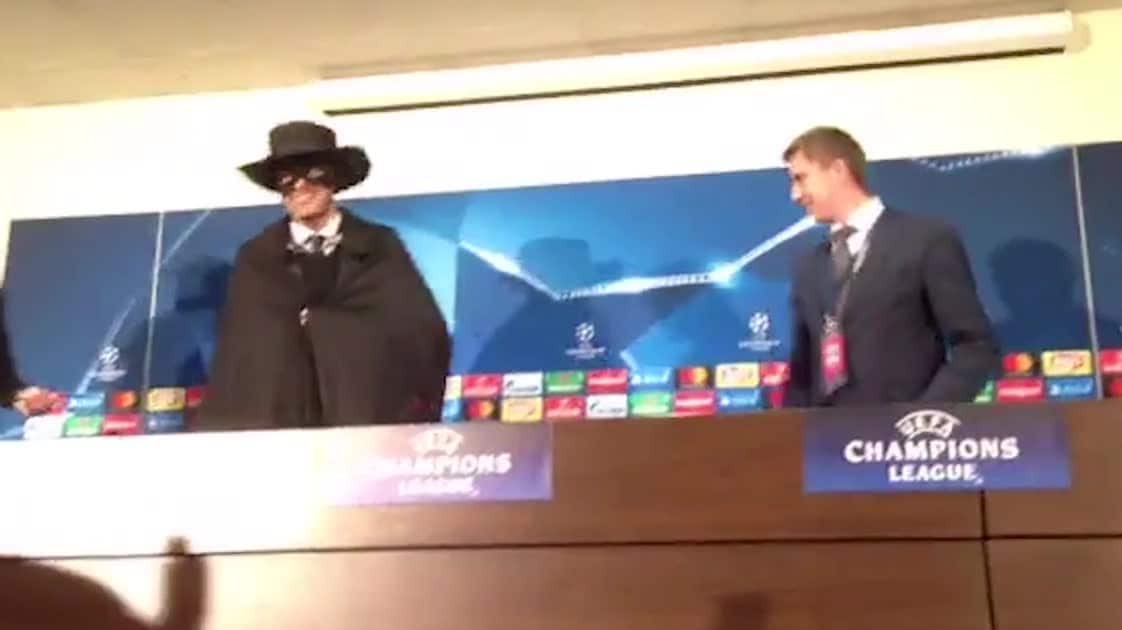 Här dyker tränaren upp – som Zorro