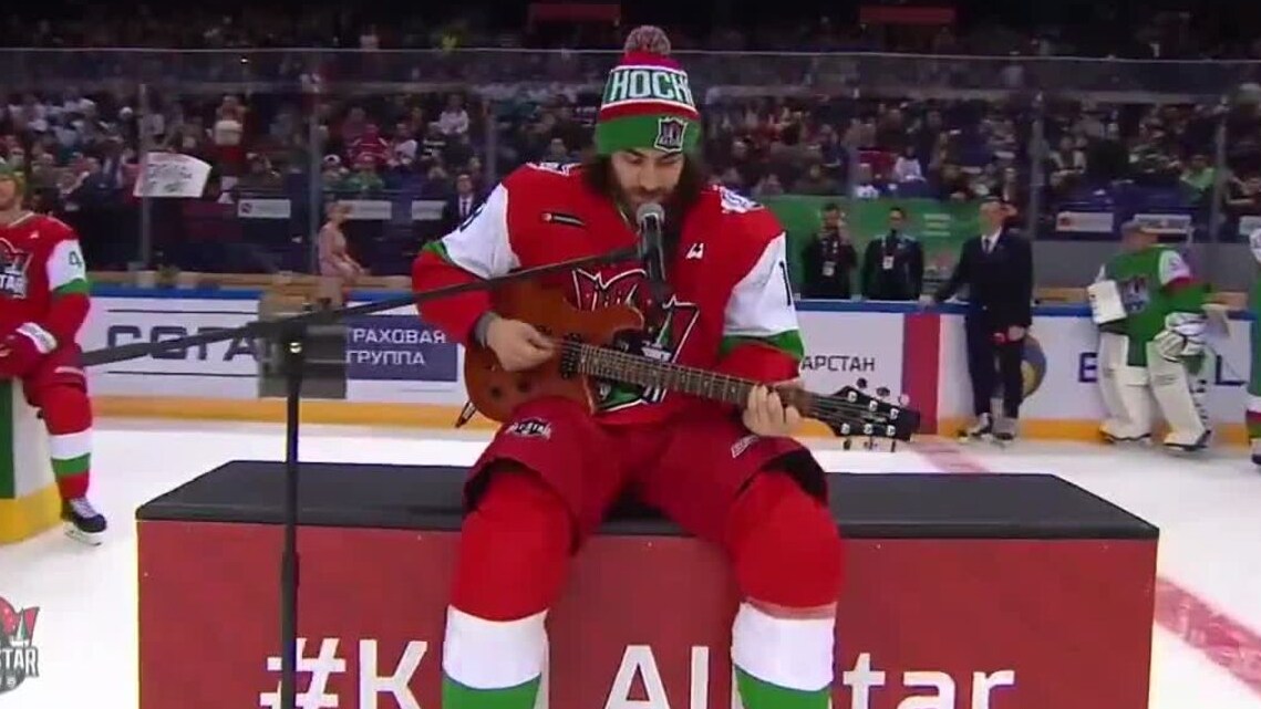 Stjärnan tar micken och chockar alla