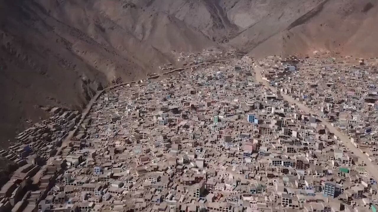 Coronadöden i Peru: Här bygger han sin egen grav