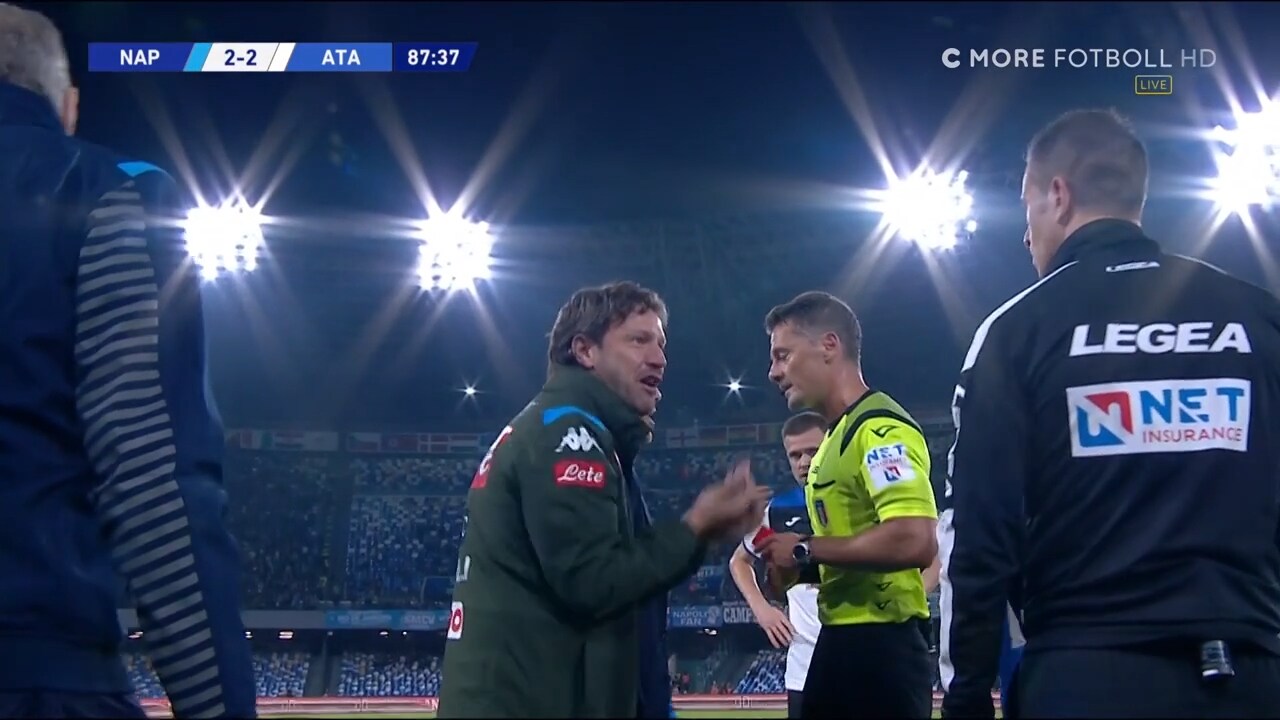 Kaos i toppmatchen: Båda tränarna utvisade