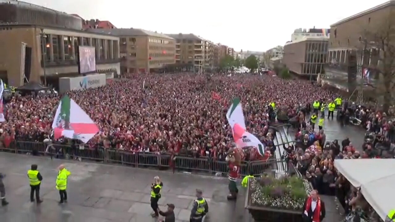 Här firar Frölunda inför tusentals fans