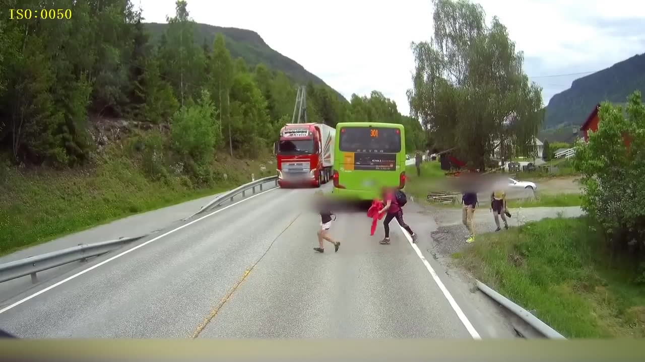 Bussen släpper av barnen – då kommer lastbilen