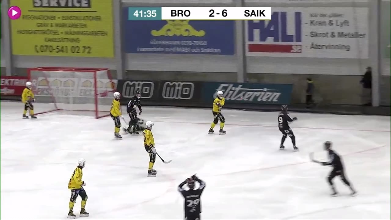 Brobergs målvakt får lämna på bår