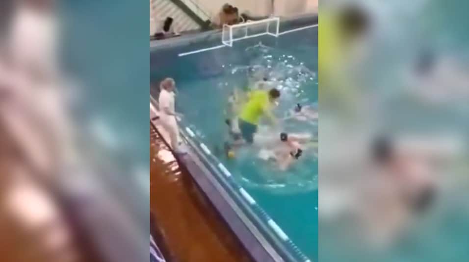 Panik i vattnet när de inser vad tränaren gör