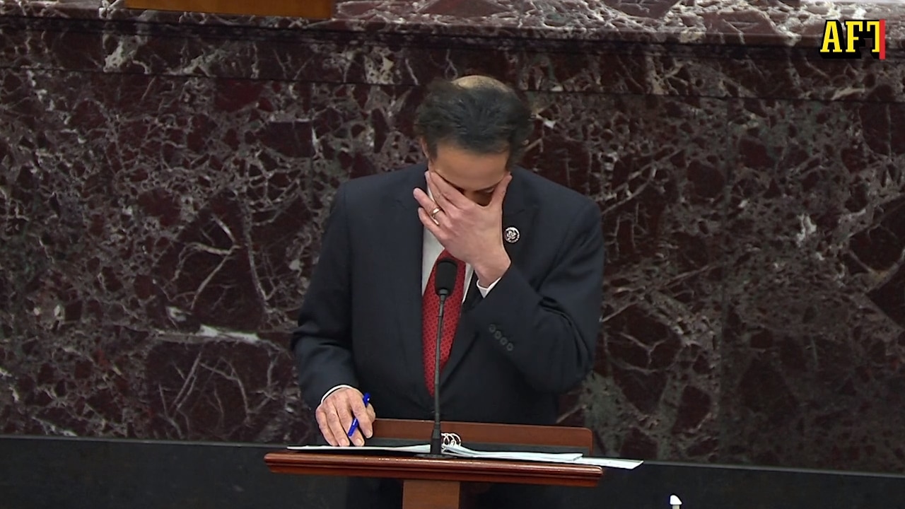 Här bryter han ihop i talarstolen: ”Drabbade mig hårdast”