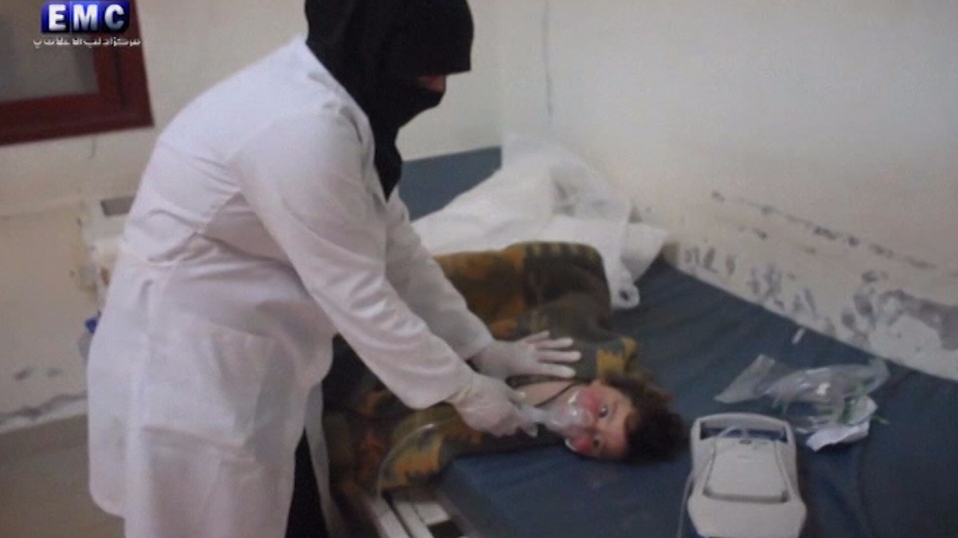 Minst 100 människor döda i gasattack