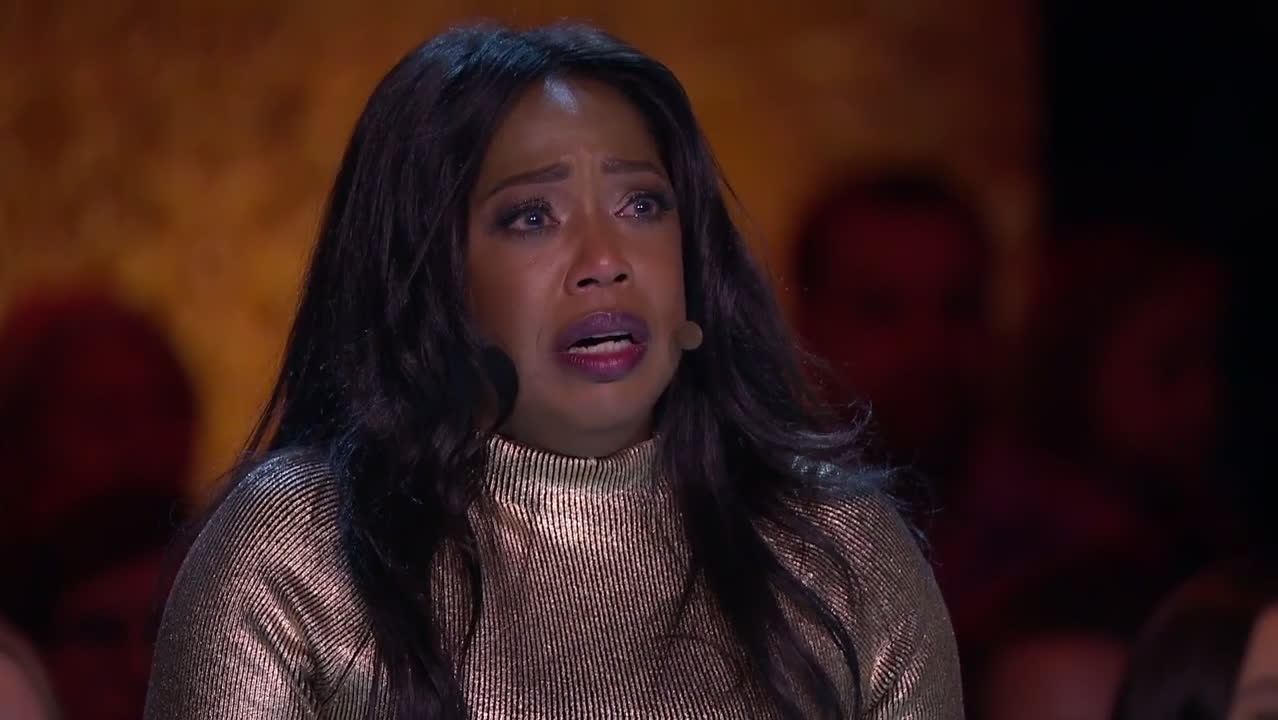 Här rör Nelli talang-juryn till tårar