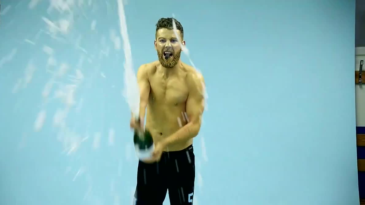 Här guldmålas Malmös Erdal Rakip: "Jag är snygg i guld"