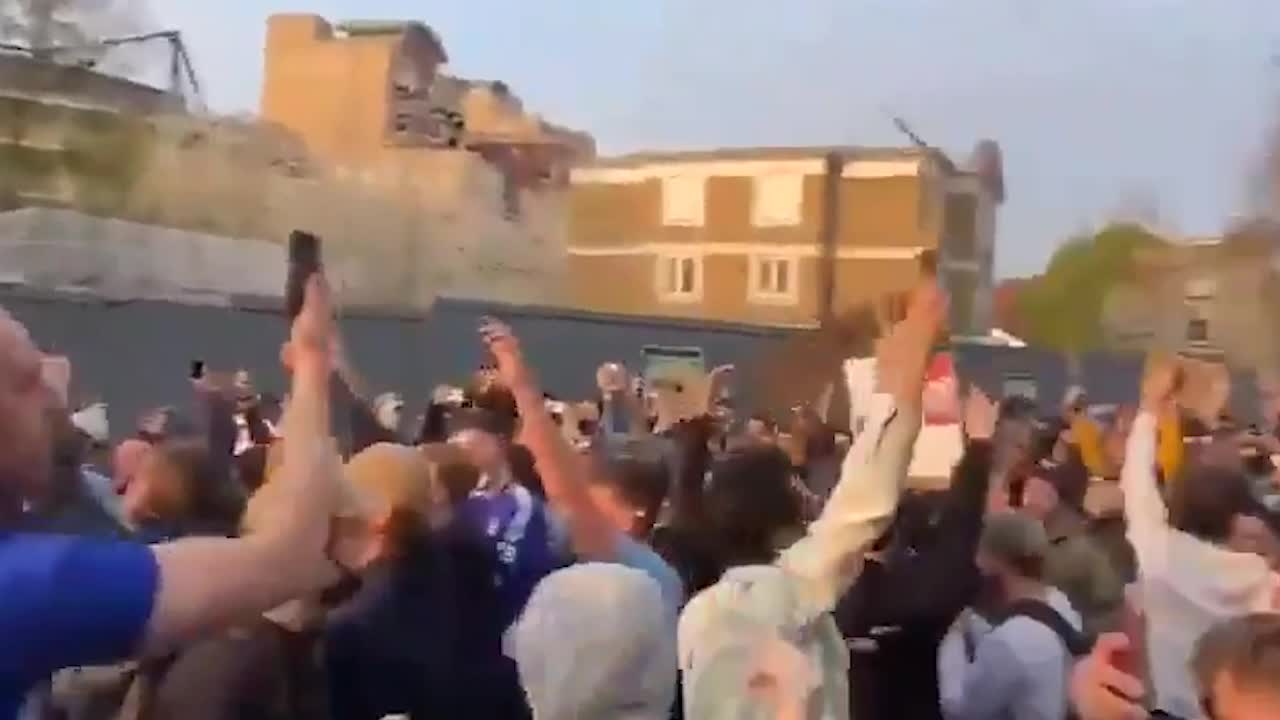 Chelsea lämnar Super League - Här firar tusentals utanför Stamford Bridge